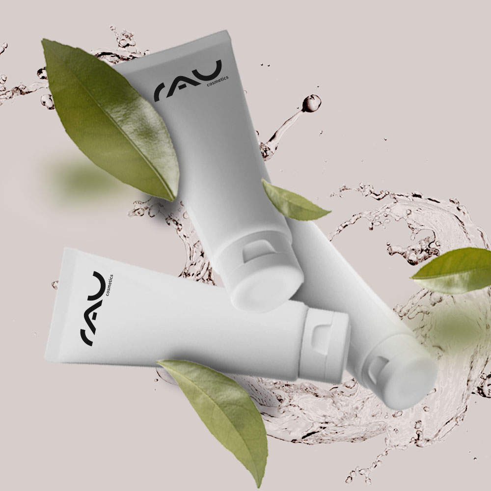RAU_Cosmetics-wirkstoffkosmetik-gesichtspflege-hautpflege-onlineshop-kosmetik-kosmetikstudio-kabinenware-qualität RAU Cosmetics Hautpflegeprodukte mit natürlichen Blättern und Wasserspritzern, die Wert auf Qualität und wirksame Inhaltsstoffe für eine gesunde Haut legen.