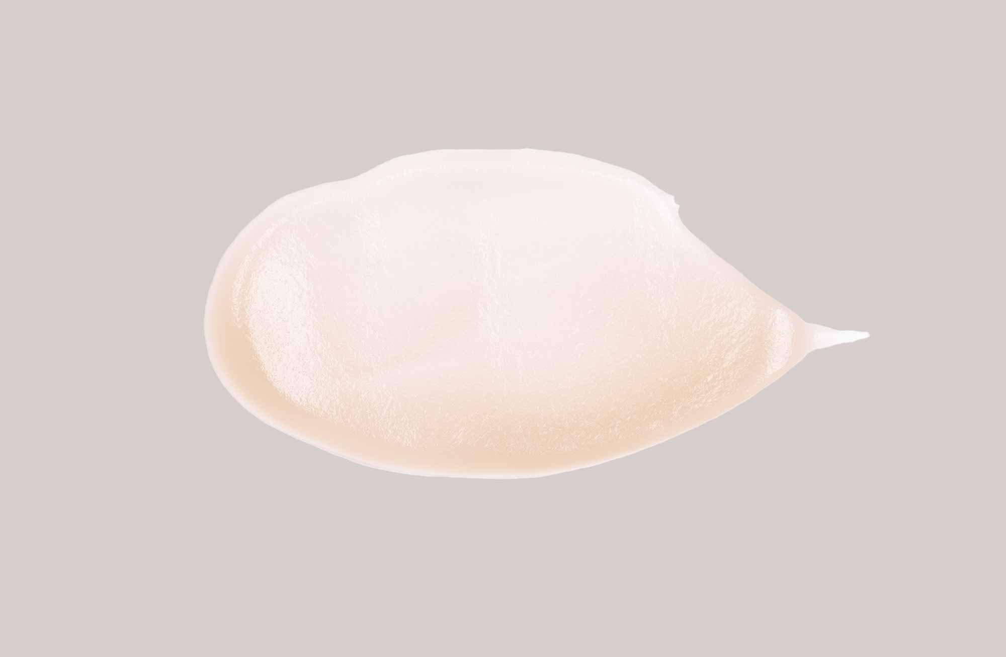 RAU Cosmetics Firm it! Bakuchiol Gel Mask in cremiger Textur auf zartgrauem Untergrund.