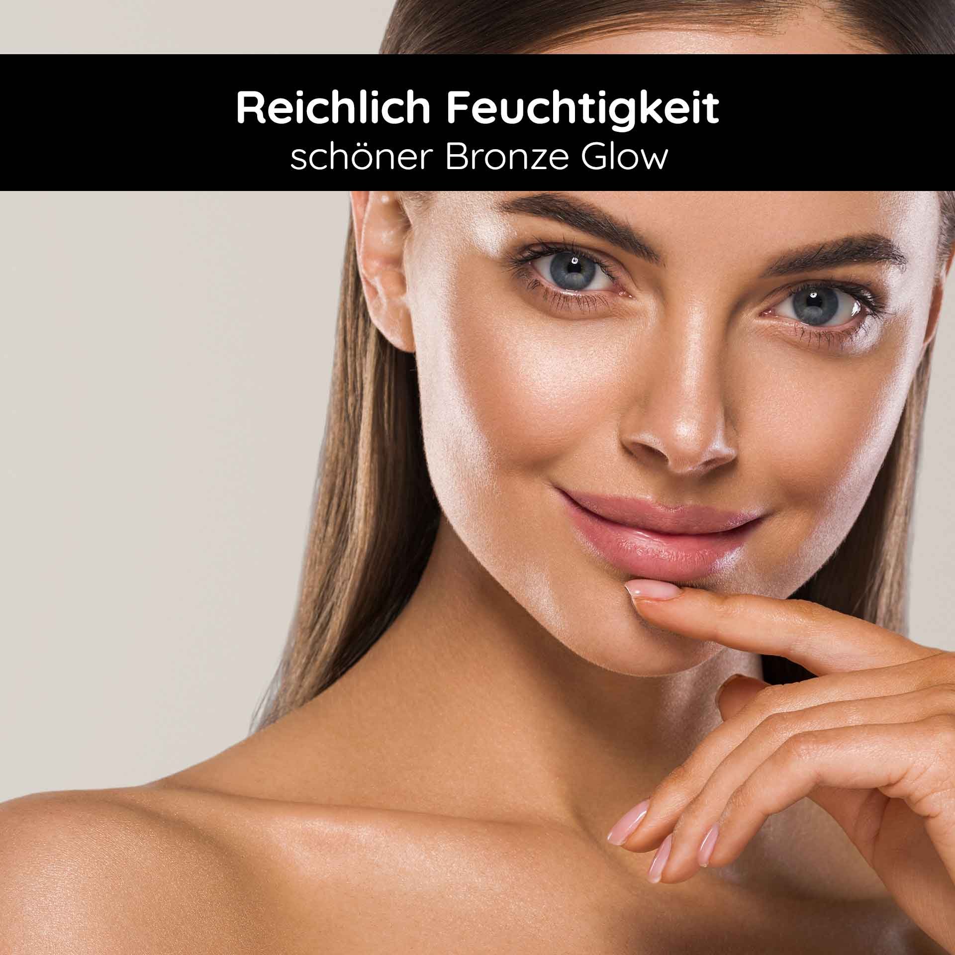 Frau mit strahlendem Teint und sanfter Bräune, betont durch den Text "Reichlich Feuchtigkeit schöner Bronze Glow", ideal für die Anwendung des Selbstbräuner Gesichtsserums von RAU Cosmetics.