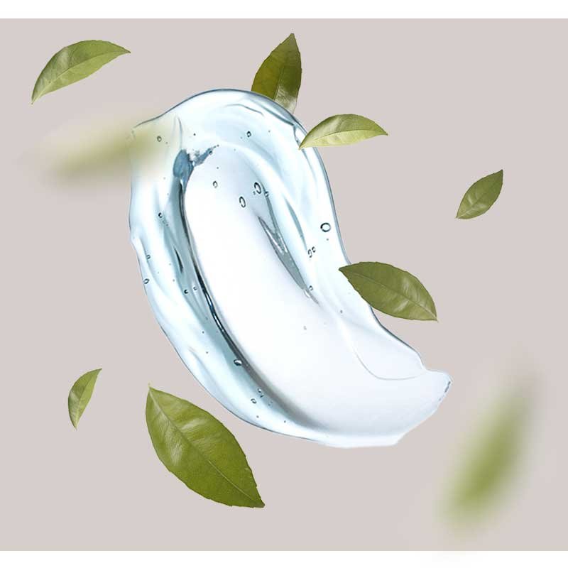 Wasser- und Aloe Vera-Gel mit grünen Blättern, symbolisierend die feuchtigkeitsspendenden und beruhigenden Eigenschaften der Collagen- und Hyaluronsäure-Tuchmaske für reife und trockene Haut.