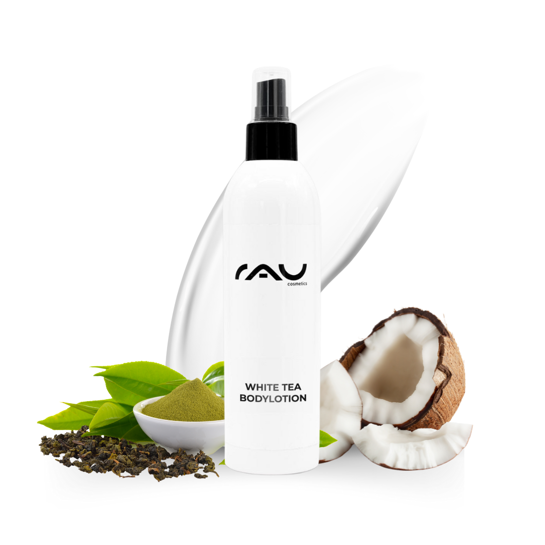 Flasche der White Tea Bodylotion mit RAU-Logo, umgeben von grünen Teeblättern, grünem Pulver und Kokosnuss, wodurch die feuchtigkeitsspendenden und pflegenden Eigenschaften für trockene Haut betont werden.