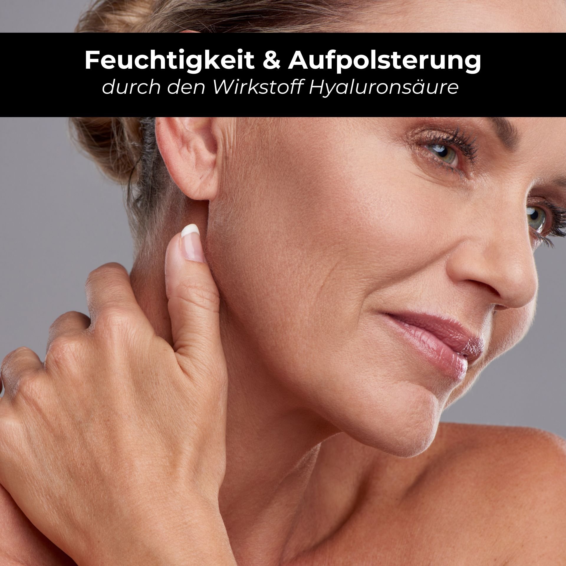 Nahaufnahme einer lächelnden Frau mit strahlendem Teint nach der Anwendung der Collagen-Kur.