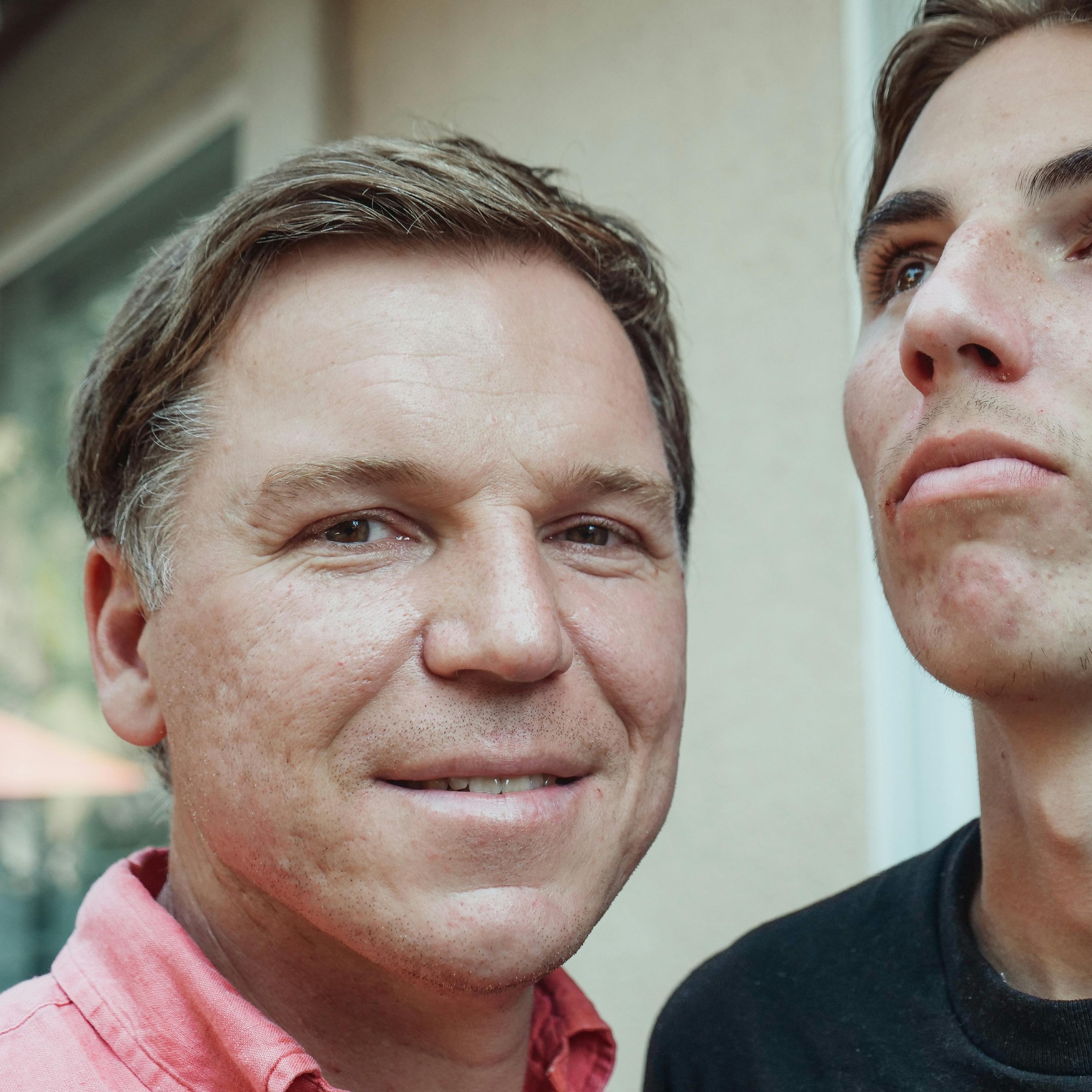 Mann und Jugendlicher mit Hautunreinheiten, symbolisierend die Herausforderungen bei der Hautpflege und der Bekämpfung von Pickelmalen.