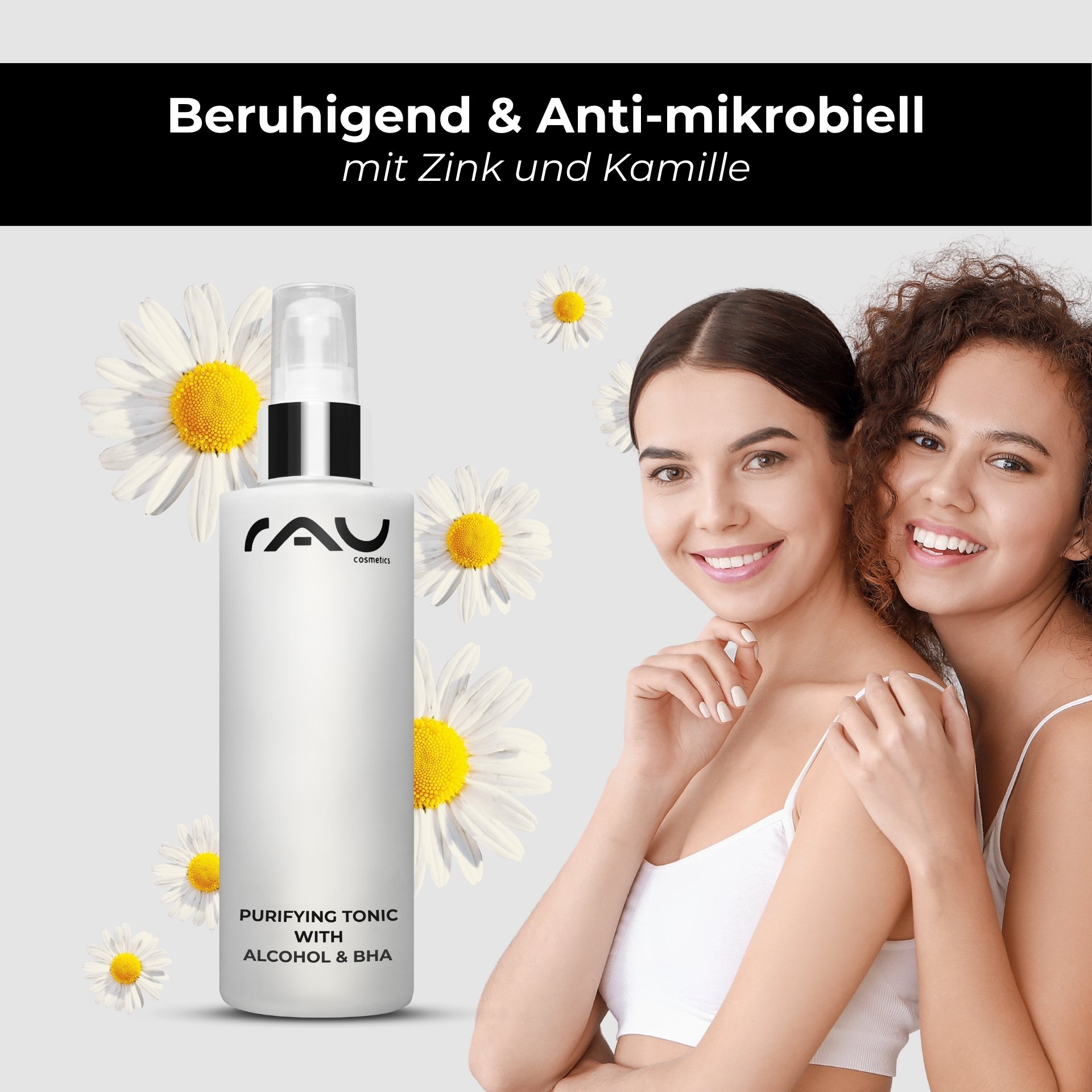 Eine Frau präsentiert die Purifying Tonic Flasche für ein klares Hautbild.