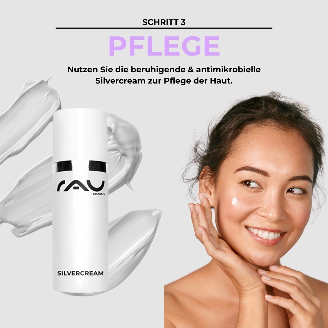 Frau mit strahlendem Lächeln und aufgetragenem Silbercreme-Gesichtspflegeprodukt von RAU Cosmetics, umgeben von sanften, grauen Creme-Spuren, Schritt 3 der Basis Pflegeroutine für Neurodermitis.