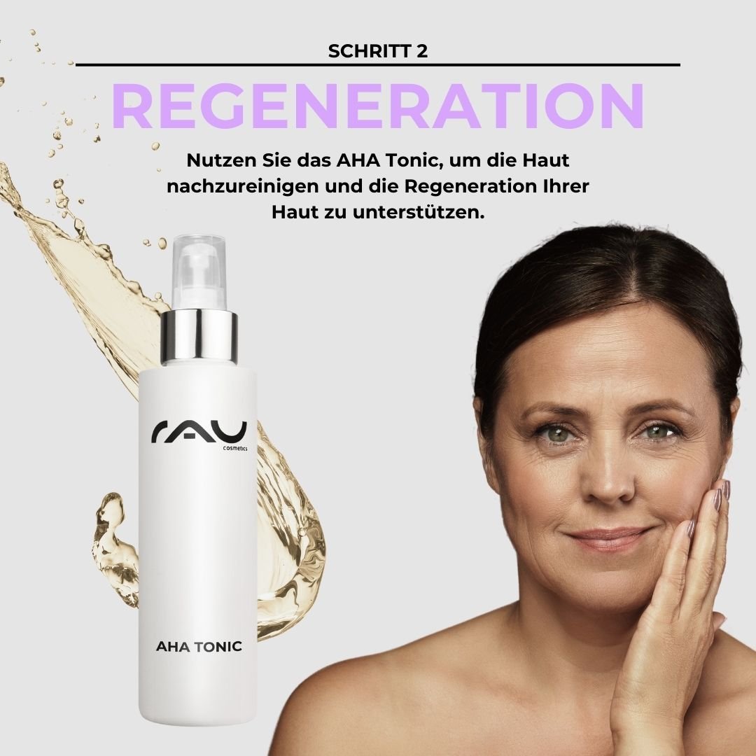 AHA Tonic-Flasche mit RAU Cosmetics-Branding und einer Frau, die sanft ihr Gesicht berührt und dabei die Hautpflege für reife Haut und die Regenerationsvorteile betont.