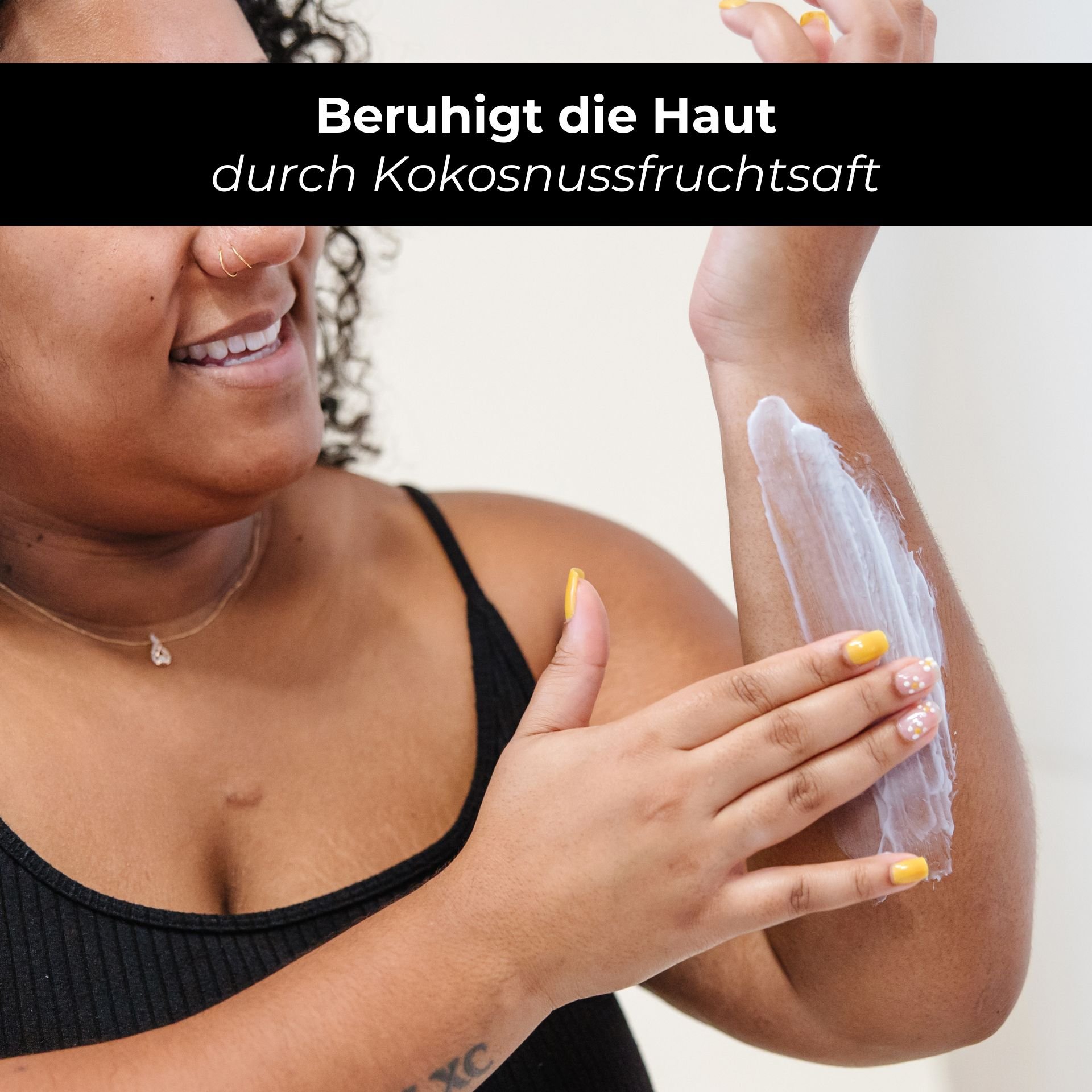 Frau trägt RAU Eternal Moist Body Lotion auf den Unterarm auf, beruhigt die Haut mit Kokosnussfrucht-Saft, strahlende Ergebnisse und intensive Feuchtigkeit.