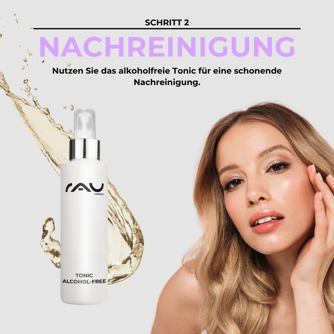 Alkoholfreie Tonic-Flasche von RAU Cosmetics mit Modell, das einen Schritt der Hautpflegeroutine für normale Haut demonstriert.