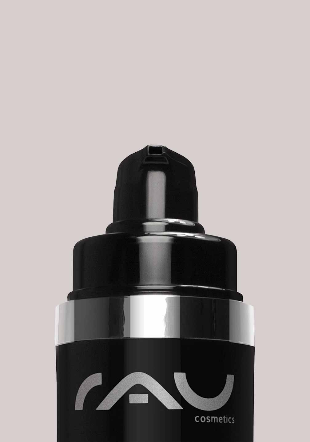 Schwarze Kosmetikflasche von RAU mit elegantem Design, Metallic-Kappe und Pumpkopf für die Beyond Moisturizing 24h Creme.