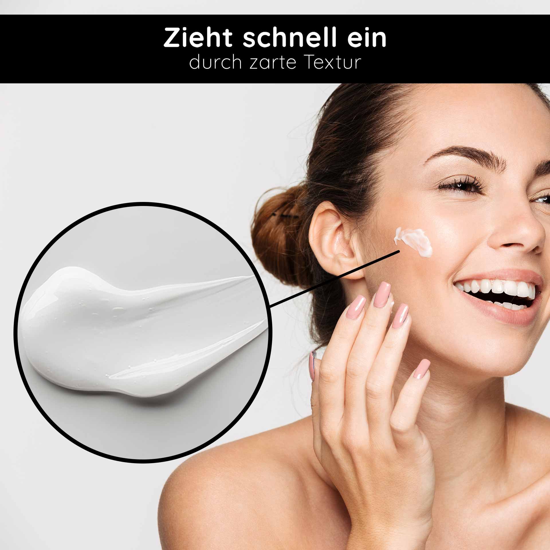 Frau mit strahlendem Lächeln, die zarte Textur der RAU Cosmetics Beyond Moisturizing Cream auf ihre Wange aufträgt, mit einem Blick auf die Creme in einer Nahaufnahme.