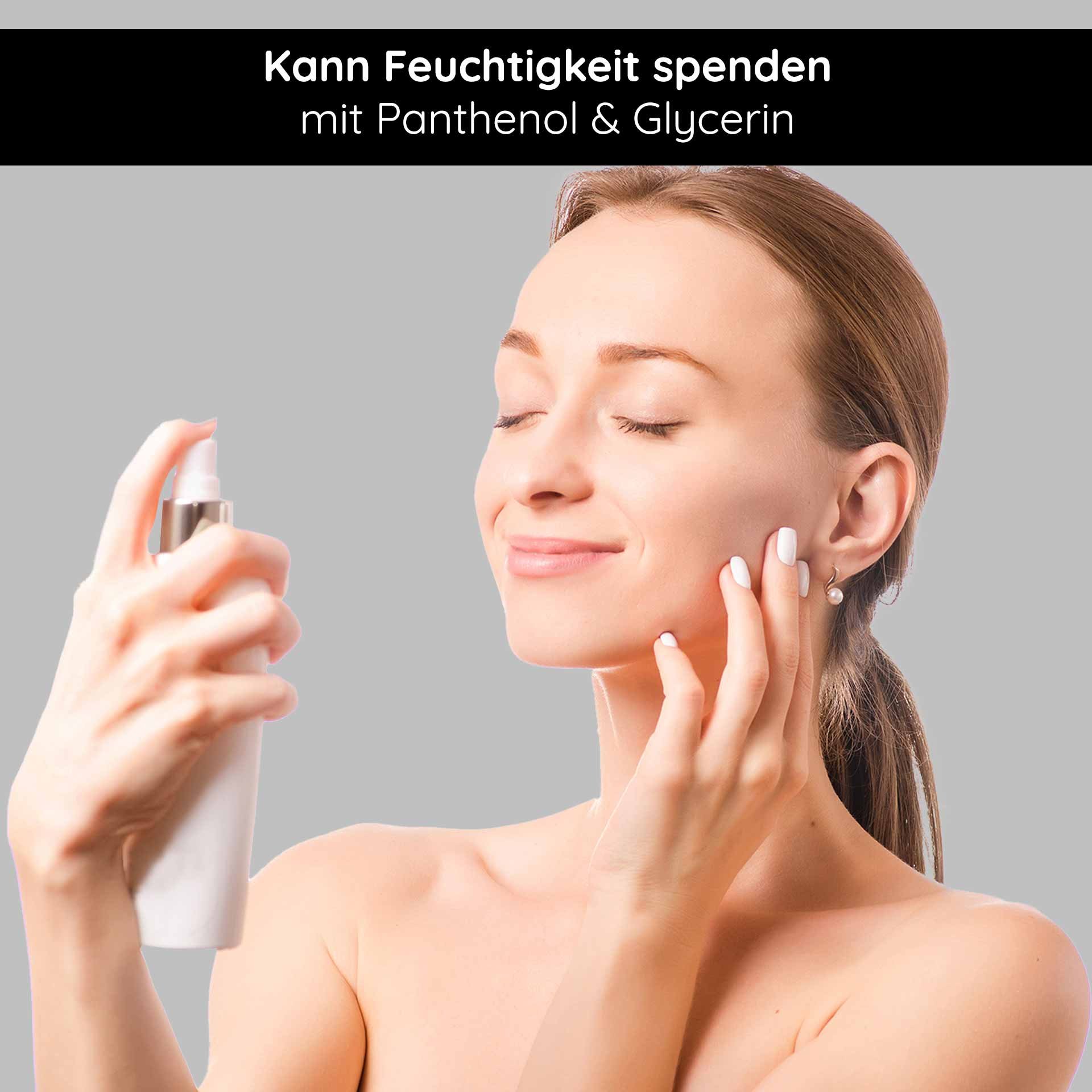 Frau mit strahlender Haut traegt RAU Silver Spray zur Feuchtigkeitspflege auf das Gesicht auf