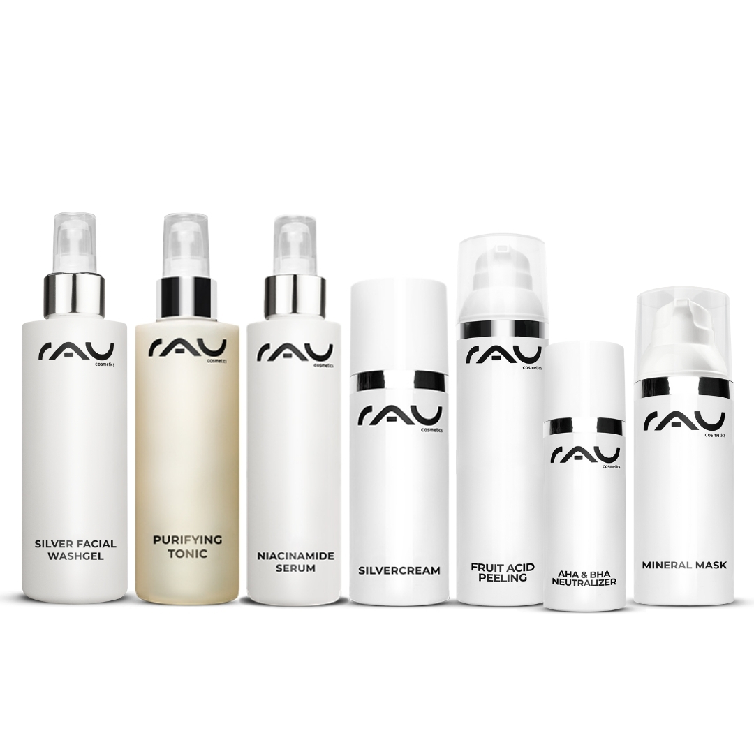 Professional care routine for impure oily skin Profi Pflegeroutine für unreine fettige Haut von RAU Cosmetics, bestehend aus Reinigungsgel, Spezial Tonic, Niacinamid Serum, Silverskin-Creme, Fruchtsäurepeeling, AHA & BHA Neutralizer und Mineralmaske, auf weißem Hintergrund.