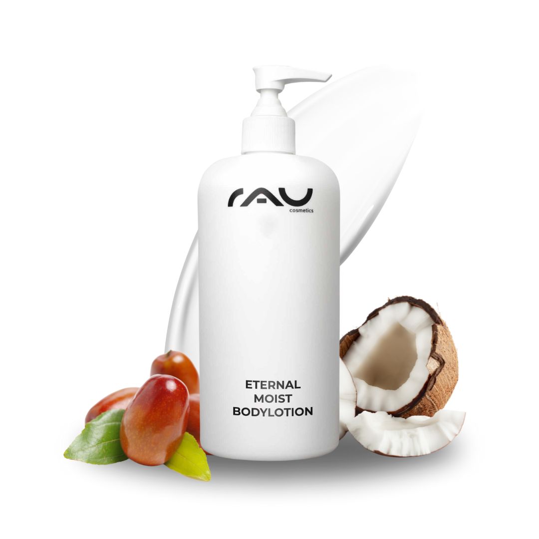 RAU Eternal Moist Body Lotion 500 ml – Intensive hydration for silky-soft skin RAU Eternal Moist Bodylotion 500 ml Flasche mit Logo, umgeben von Kokosnuss und Jojobanüssen, betont intensive Feuchtigkeitsversorgung für glatte Haut.