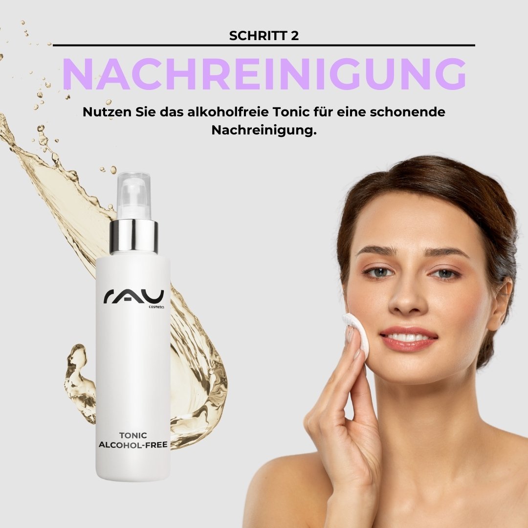 Frau mit sanfter Hautpflege-Routine, hält ein alkoholfreies Tonic von RAU Cosmetics, Schritt 2 der Profi Pflegeroutine für Mischhaut, mit einem feuchtigkeitsspendenden Effekt.