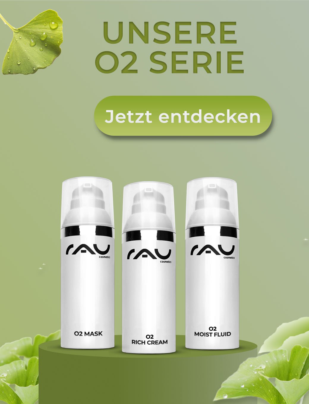 RAU Cosmetics O2 Serie: drei weiße Flaschen mit minimalistischen Designs vor grünem, blattmotiviertem Hintergrund.