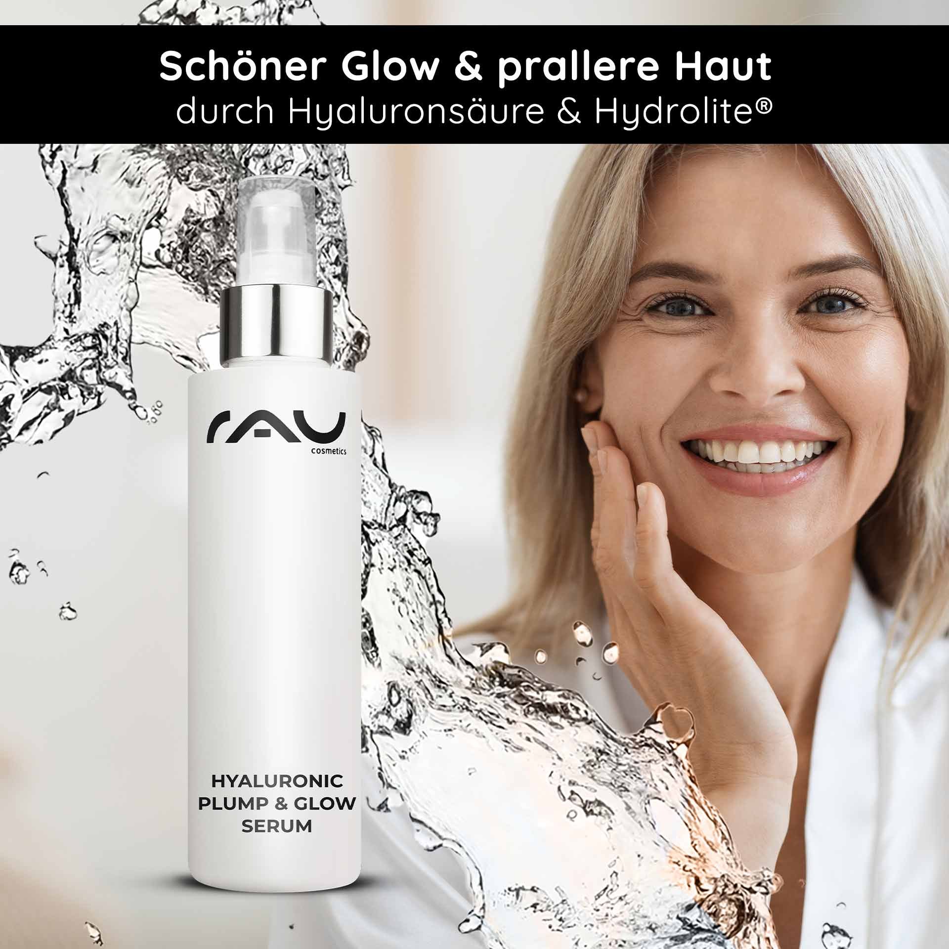 Hyaluronic Plump & Glow Serum von RAU Cosmetics zeigt eine lächelnde Frau, die Serum auf ihr Gesicht aufträgt, wobei der Wasserspritzeffekt die Vorteile der Feuchtigkeitsversorgung und des Glanzes betont und die Anti-Aging-Eigenschaften hervorhebt.