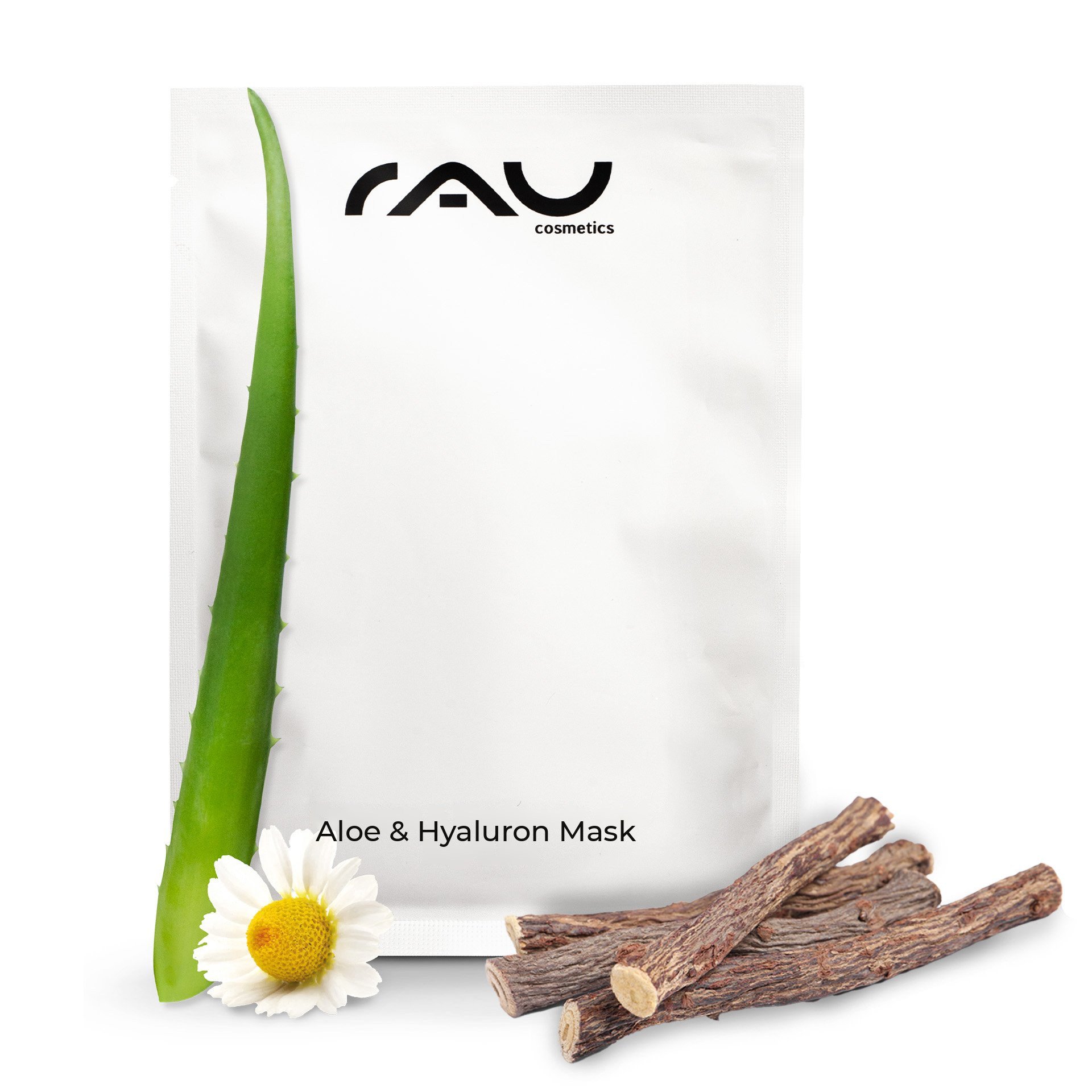 Weißes Sachet der Aloe & Hyaluron Mask steht aufrecht vor weißem Hintergrund. Aufdruck: RAU cosmetics, Aloe & Hyaluron Mask. Daneben ein Aloe-Vera-Blatt, eine Kamillenblüte und Süßholzwurzeln.