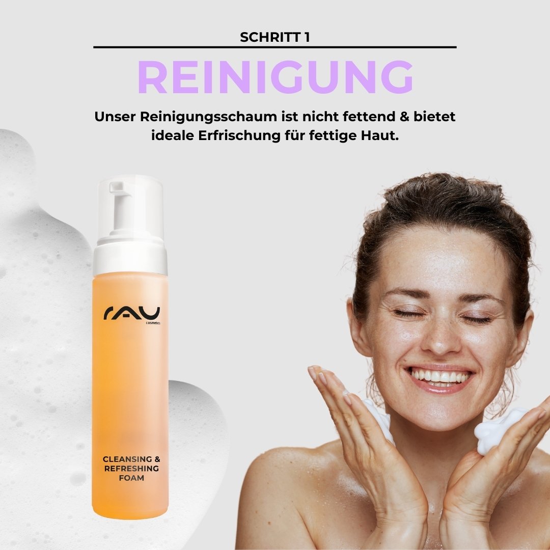 Reinigungsschaum für fettige Haut, lächelnde Frau beim Auftragen des Produkts, Schritt 1 der Hautpflegeroutine von RAU Cosmetics.