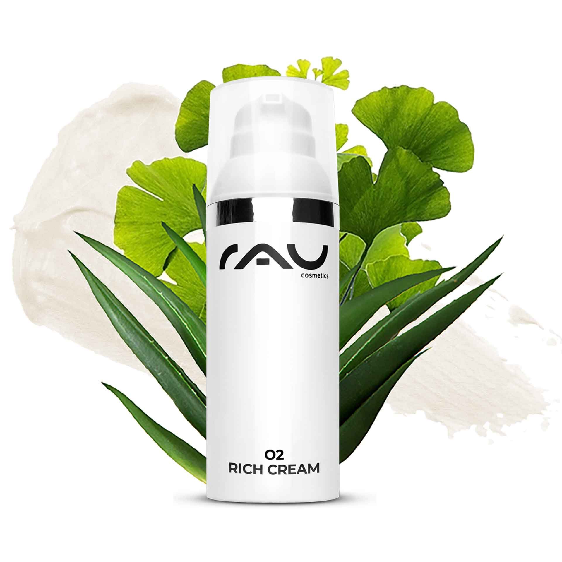 Flasche der RAU Cosmetics O2 Rich Cream mit Ginkgoblättern und Aloe Vera-Hintergrund, die die Feuchtigkeitsversorgung trockener Haut fördert.