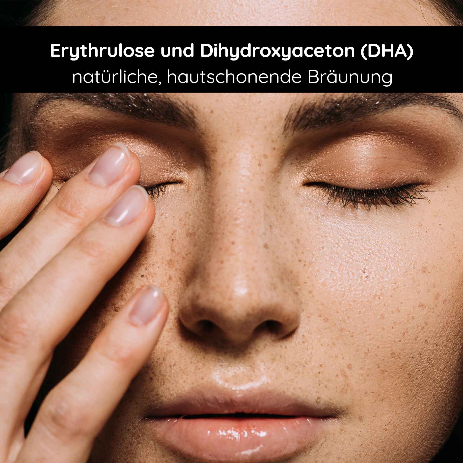 Self Tanner Face Serum  30 ml Natürlicher Selbstbräuner Frau mit geschlossenen Augen und Hand auf dem Gesicht, zeigt die Anwendung von RAU Cosmetics Selbstbräuner mit Erythrulose und Dihydroxyaceton (DHA) für eine natürliche, hautschonende Bräunung.
