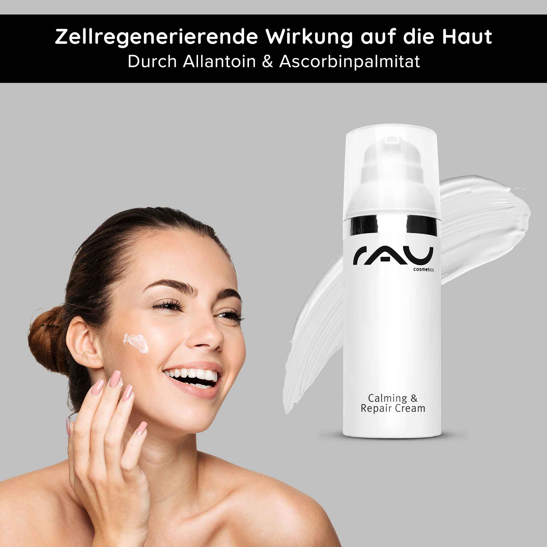 Calming & Repair Cream 50 ml Calming for the skin Frau mit strahlendem Lächeln, die RAU Calming & Repair Cream auf ihre Wange aufträgt, mit Produktverpackung und Creme auf grauem Hintergrund, betont beruhigende und regenerierende Hautpflege.