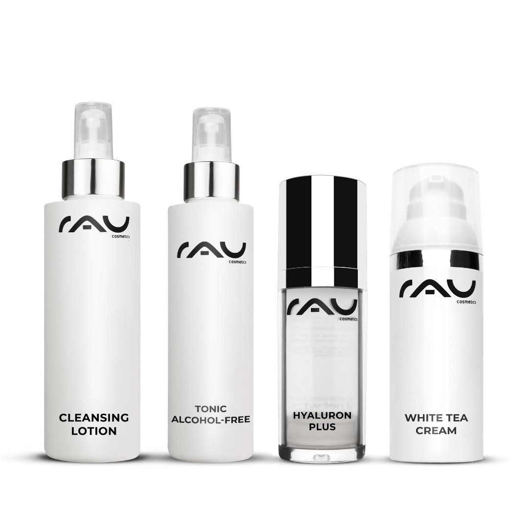 RAU Cosmetics Hautpflegeset mit Reinigungslotion, alkoholfreiem Tonic, Hyaluron Plus Serum und White Tea Cream, entwickelt für normale Haut, mit Schwerpunkt auf Feuchtigkeitsversorgung und sanfter Reinigung.