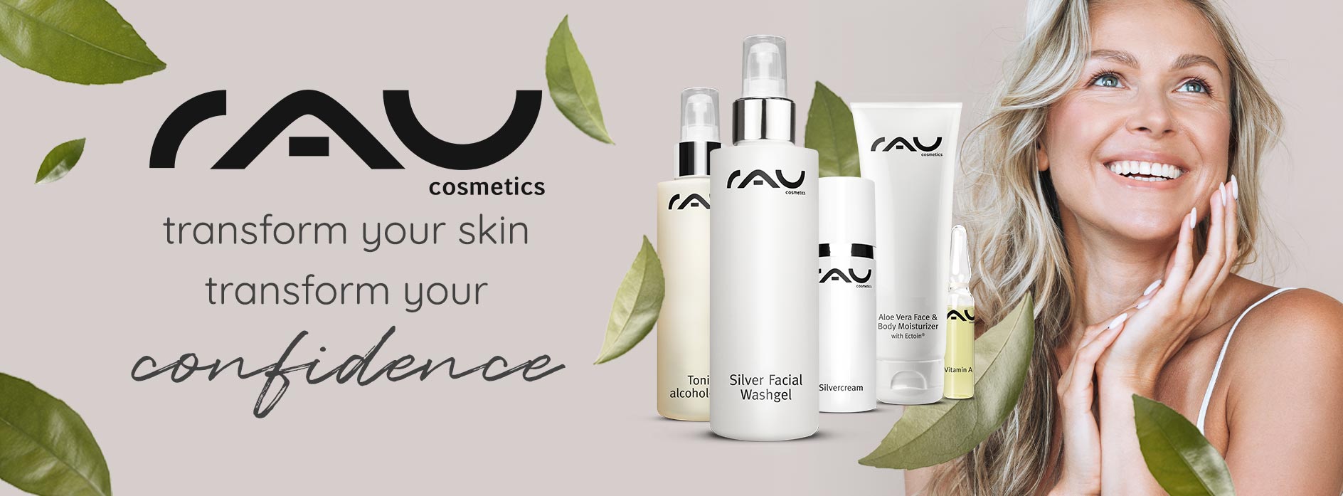 RAU_Cosmetics-wirkstoffkosmetik-gesichtspflege-hautpflege-onlineshop-kosmetik-kosmetikstudio-kabinenware-NEU-01 Frau mit strahlendem Lächeln und gepflegter Haut, umgeben von RAU Cosmetics Produkten, darunter Gesichtsreinigung, Feuchtigkeitscreme und Vitaminpräparate, mit dem Slogan "transform your skin, transform your confidence".