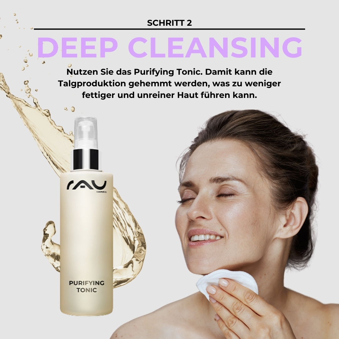 Profi Pflegeroutine bei fettiger Haut Frau mit strahlendem Gesicht, die das RAU Purifying Tonic auf ein Wattepad aufträgt, um fettige Haut zu reinigen, mit Hintergrundgrafik von flüssigem Tonic.