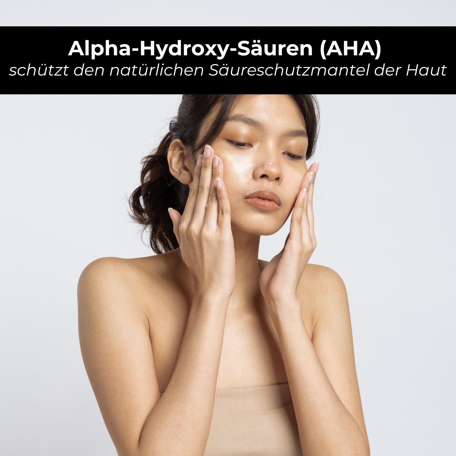 Frau mit Alpha-Hydroxy-Säuren (AHA) auf der Haut, die den natürlichen Säureschutzmantel der Haut schützt, in einem minimalistischen Hintergrund.