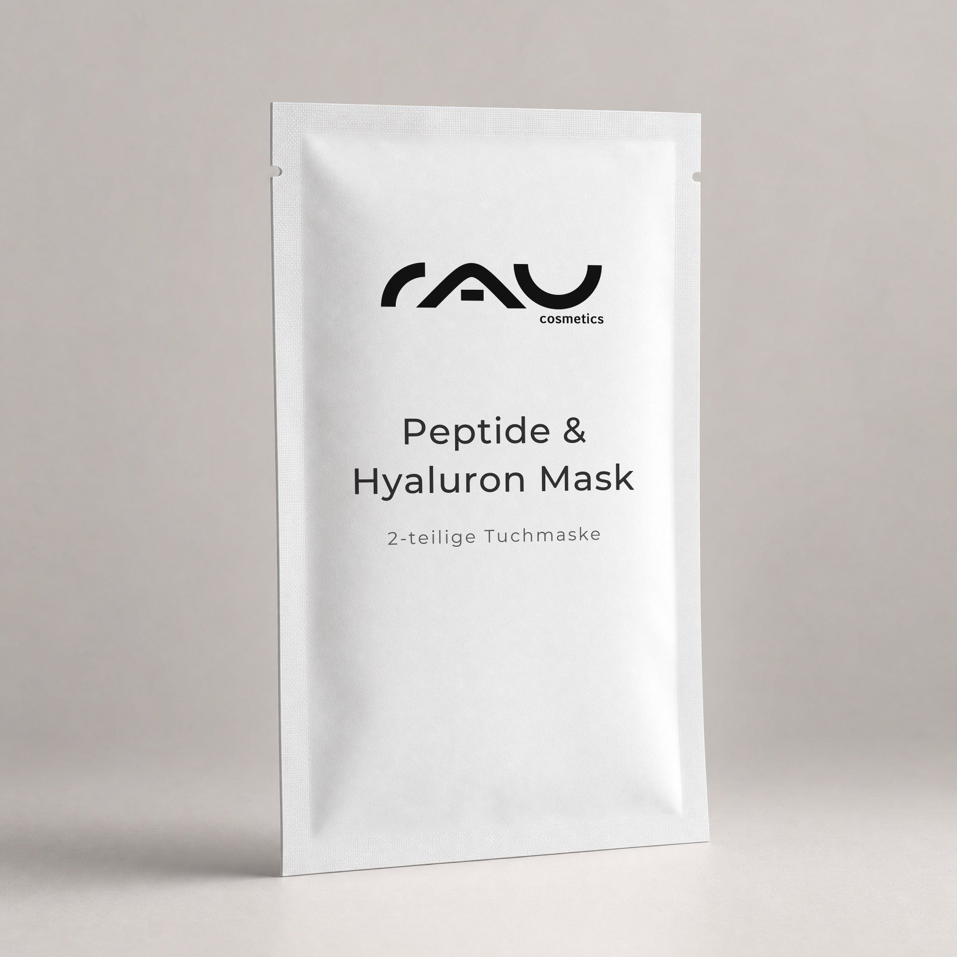 Weißes Sachet der Peptide & Hyaluron Mask steht aufrecht vor hellgrauem Hintergrund. Aufdruck: RAU cosmetics, Peptide & Hyaluron Mask, 2-teilige Tuchmaske.