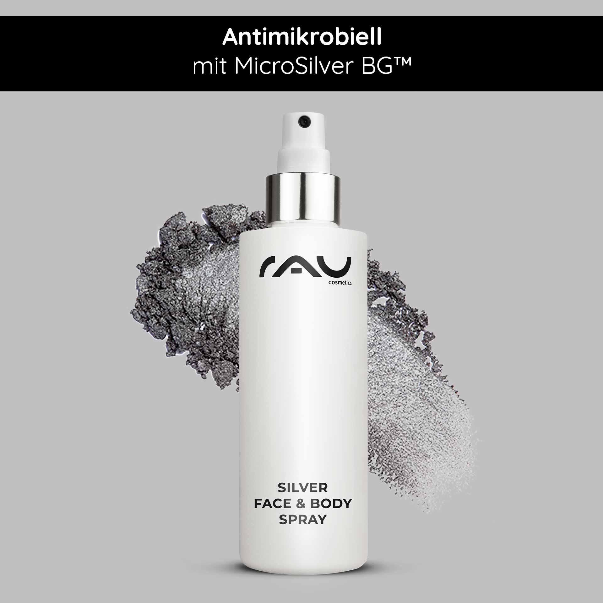 RAU Cosmetics Silver Face & Body Spray in einer eleganten weißen Flasche mit antimikrobiellem Etikett auf strukturiertem grauem Hintergrund.