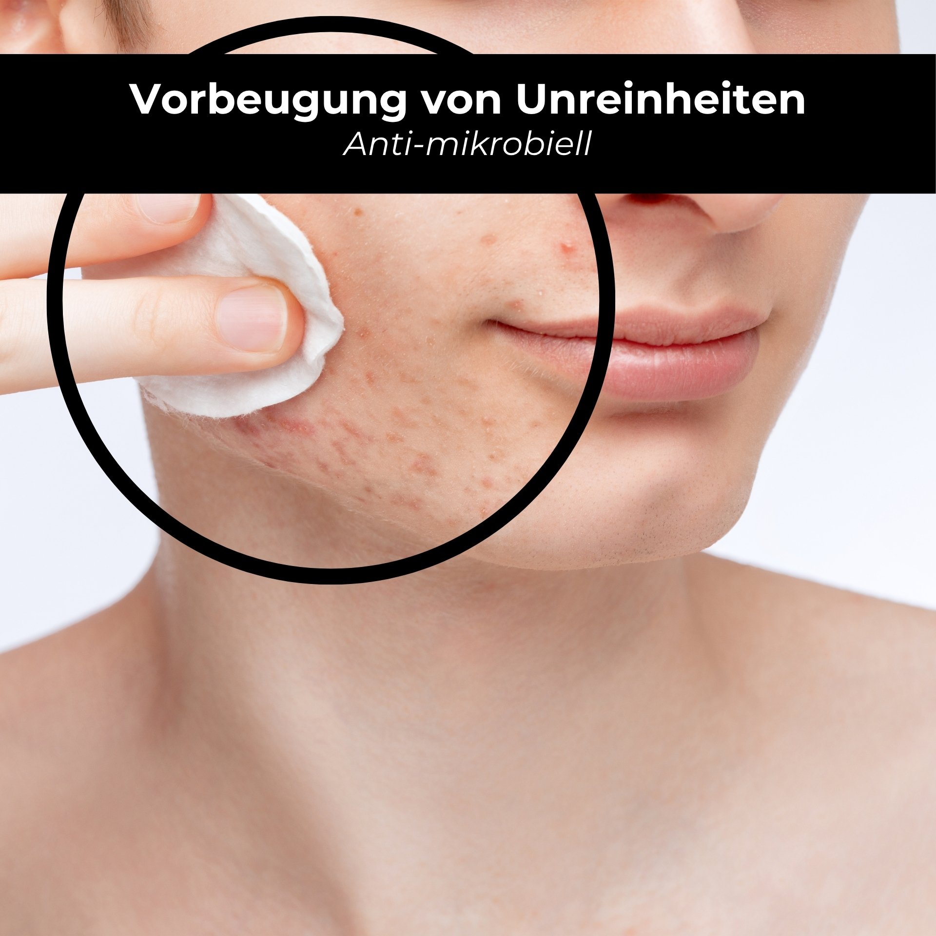 Frau wendet das Purifying Tonic mit einem Wattepad an Gesicht und Hals an.