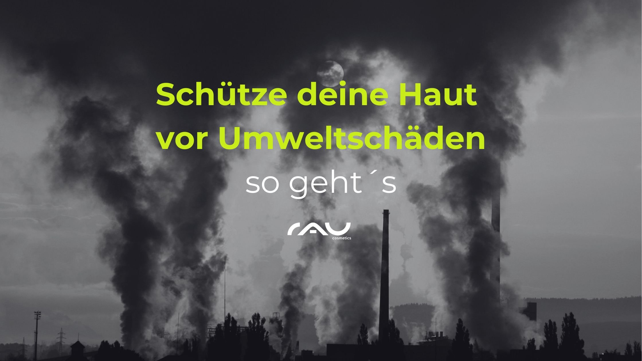 Schwarze Rauchwolken über einer Stadt mit dem Text "Schütze deine Haut vor Umweltschäden – so geht´s" und dem Logo von RAU Cosmetics, thematisiert den Schutz der Haut vor Umwelteinflüssen.