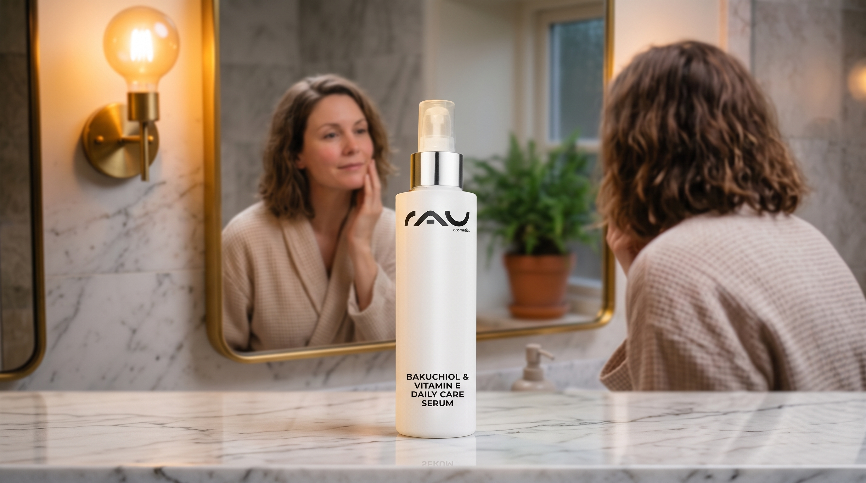Frau betrachtet sich abends entspannt im Badezimmerspiegel, davor steht das Bakuchiol & Vitamin E Serum von RAU Cosmetics