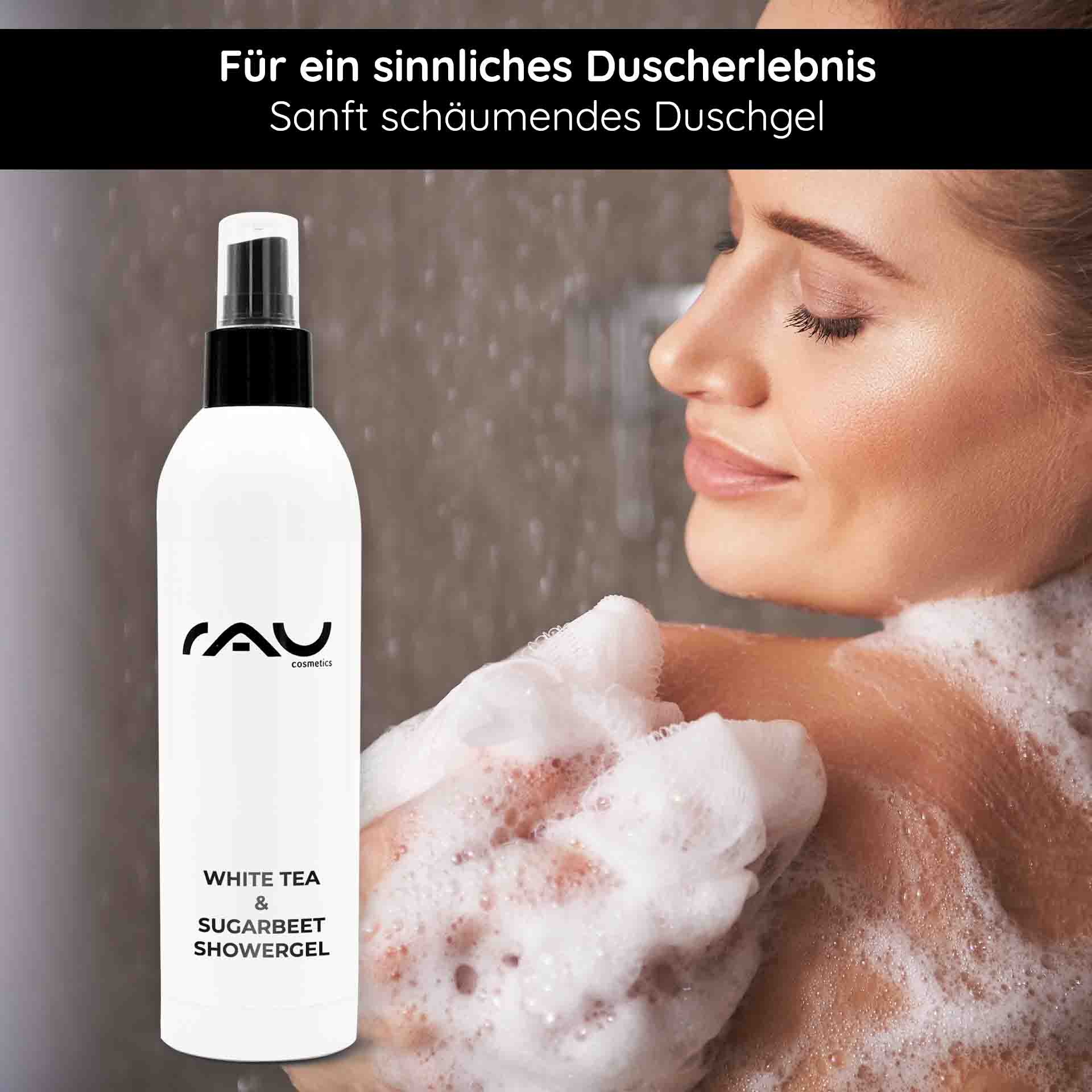 Flasche mit RAU Cosmetics White Tea & Sugar Beet Showergel und schäumender Körperpflege, Frau mit schaumigem Duschhandschuh, frisches Duscherlebnis.
