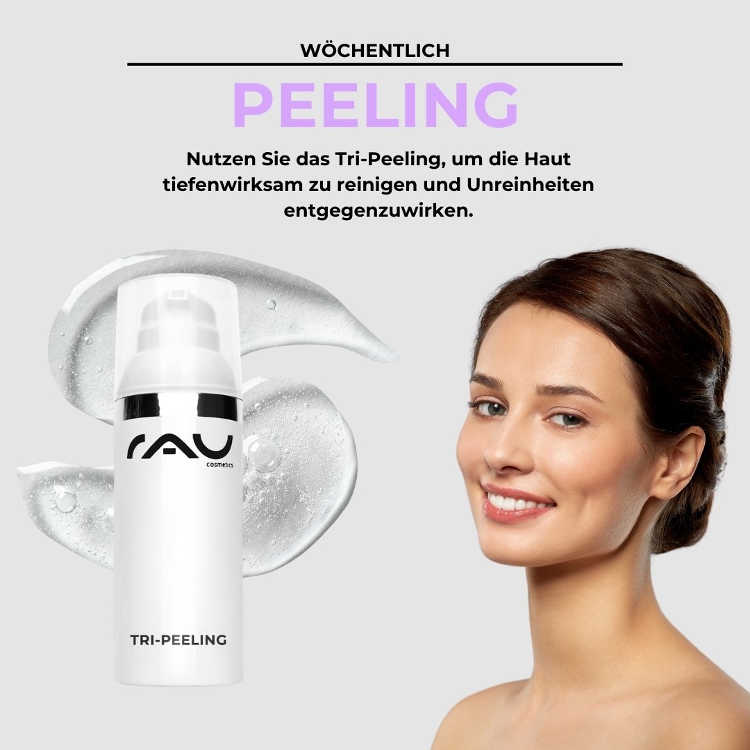 RAU Cosmetics Tri-Peeling-Produkt mit Geltextur, neben einer lächelnden Frau mit gesunder Haut, die die wöchentliche Hautpflegeroutine für Mischhauttypen betont.