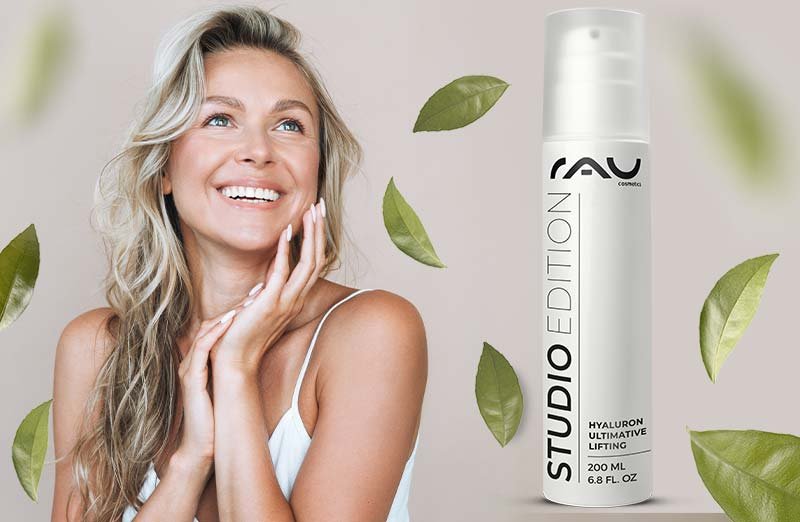 Lächelnde Frau mit Hyaluron Ultimative Lifting Gel von RAU Cosmetics und grünen Blättern im Hintergrund.
