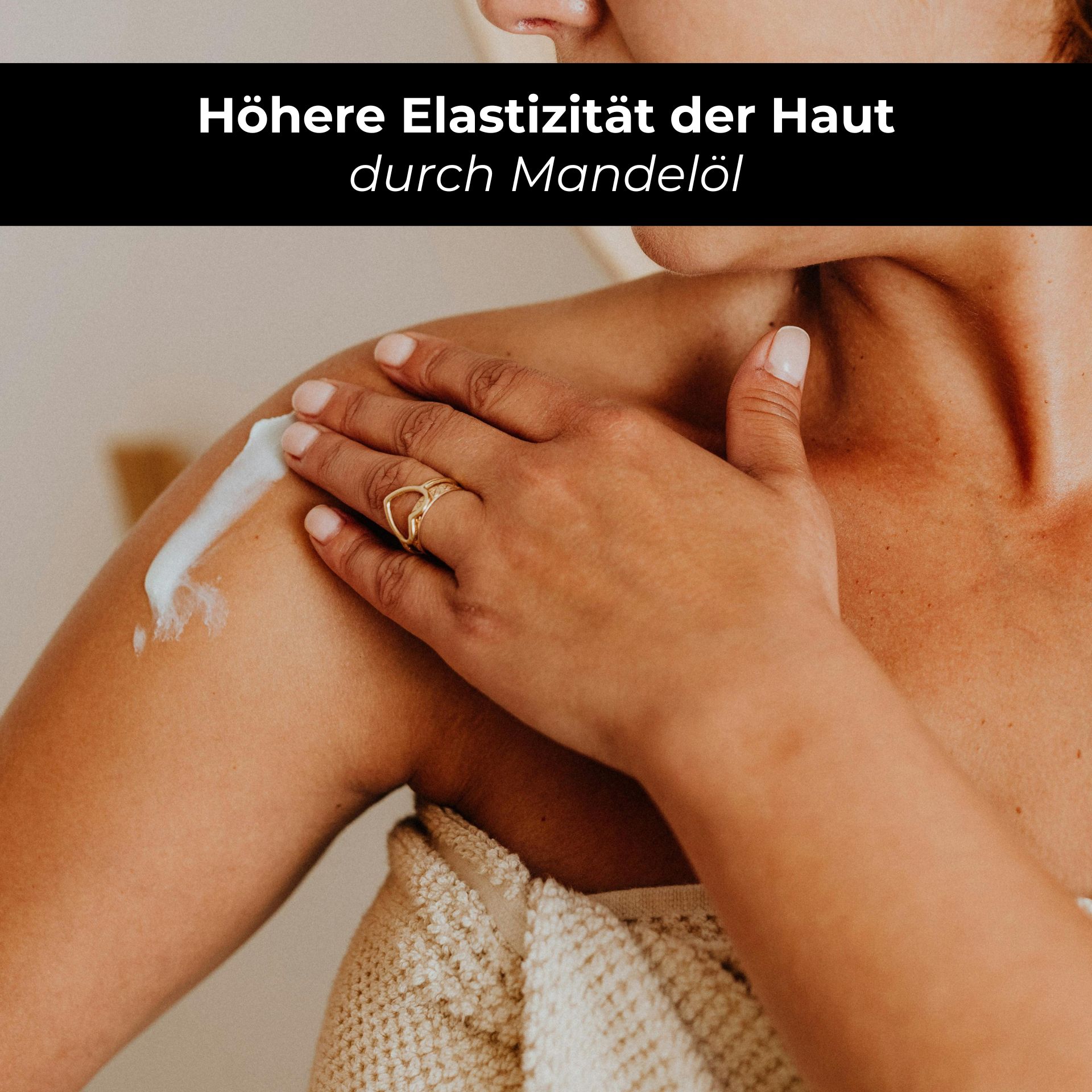 White Tea Body Lotion 250 ml Reichhaltige Körperlotion Frau trägt reichhaltige Körperlotion auf ihre Schulter auf, betont höhere Hautelastizität durch Mandelöl, im Kontext der RAU White Tea Body Lotion.