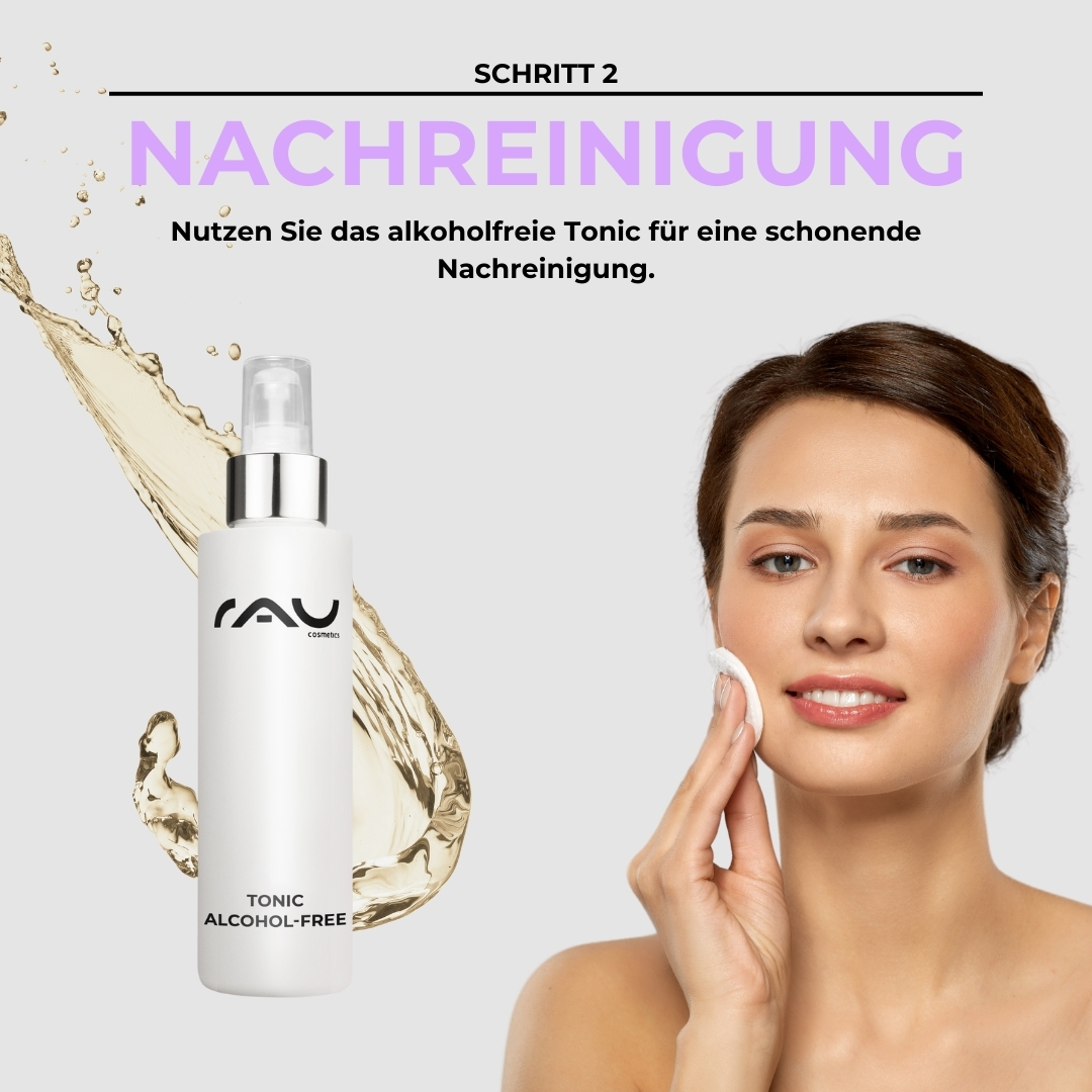Advanced care routine for combination skin Tonic für Mischhaut von RAU Cosmetics, alkoholfrei, Anwendung durch Frau mit Reinigungspad, Schritt 2 der Advanced Pflegeroutine, sanfte Nachreinigung.