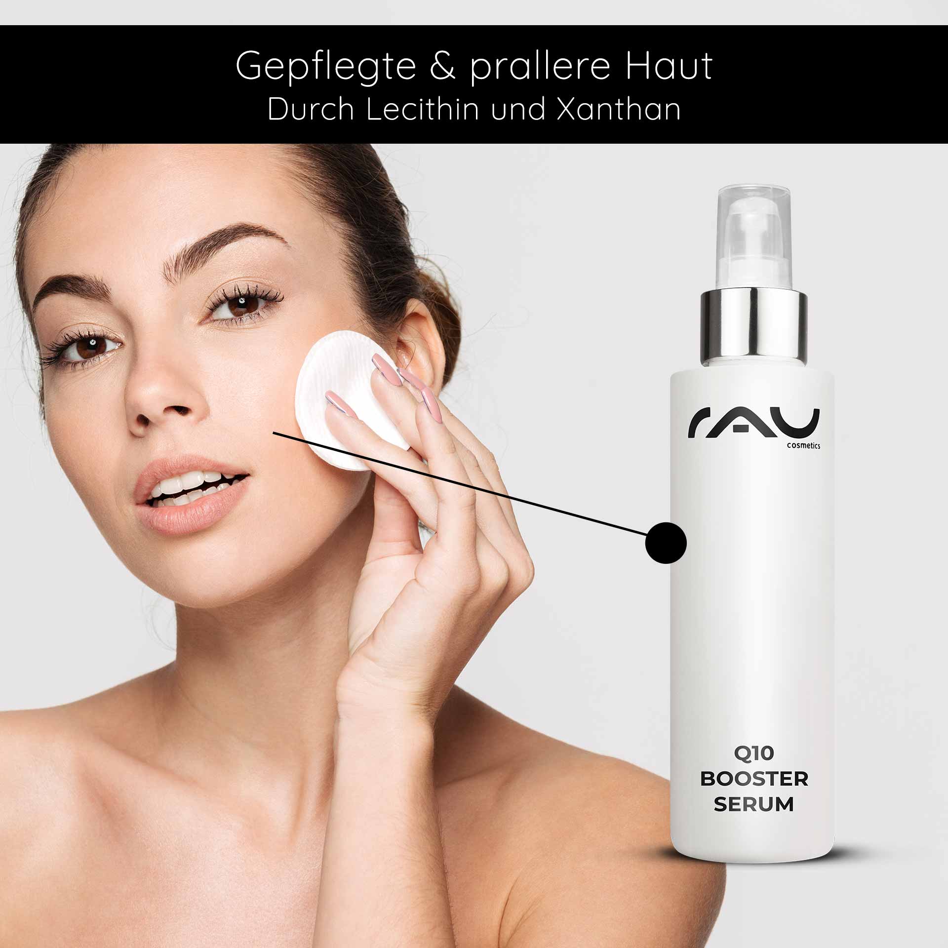 Q10 Booster Serum 100 ml - with Hyaluron, Q10 & Lecithin Frau mit frischer Haut und Wattepad, Anwendung des RAU Cosmetics Q10 Booster Serums zur Hautpflege und Feuchtigkeitsversorgung.