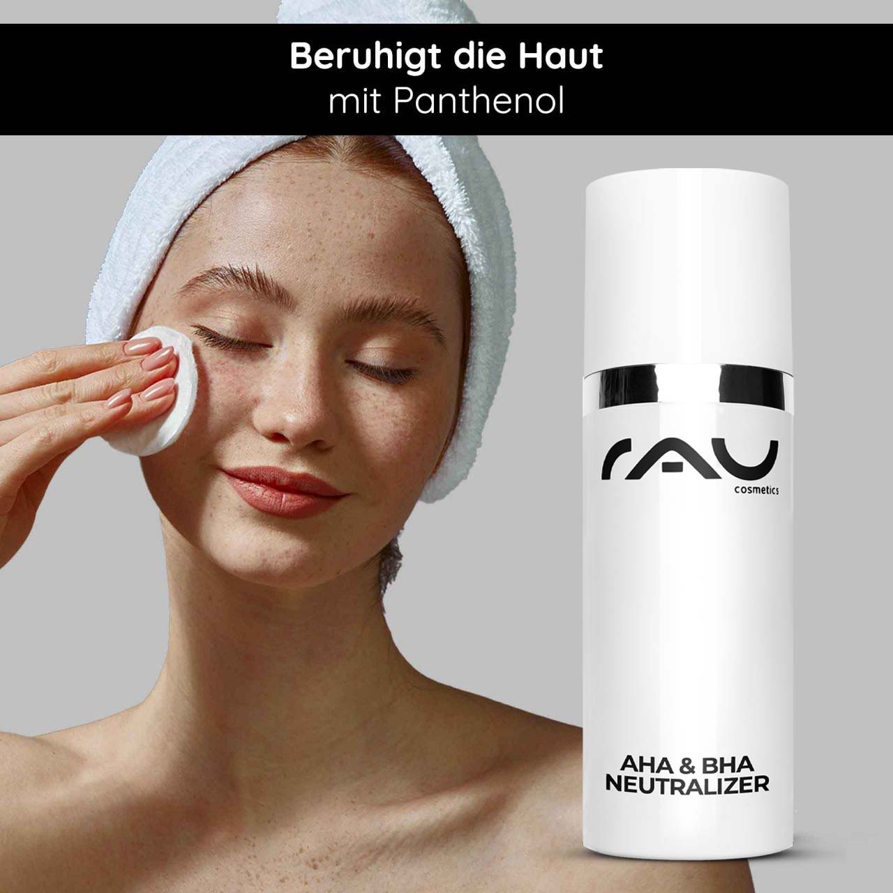 Frau mit Handtuch und Wattepad, sanft AHA & BHA Neutralizer von RAU Cosmetics auf Gesicht auftragend, Hautberuhigung mit Panthenol, für pH-Gleichgewicht nach Fruchtsäurepeelings.