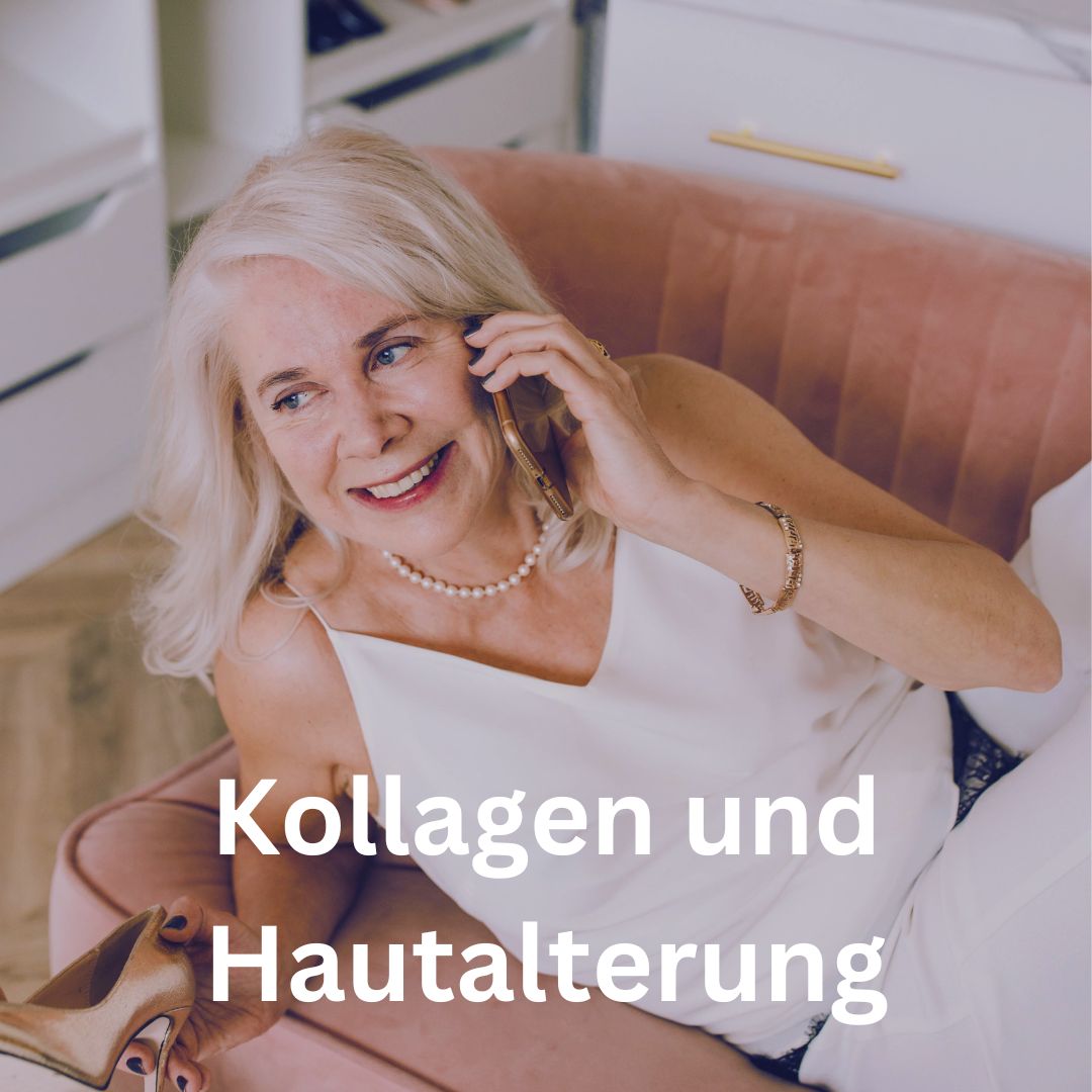 Kollagen und Hautalterung Ältere Frau mit blonden Haaren und Perlenkette, telefonierend auf einer rosa Couch, mit Text "Kollagen und Hautalterung" im Vordergrund, symbolisiert Hautpflege und Anti-Aging-Themen.