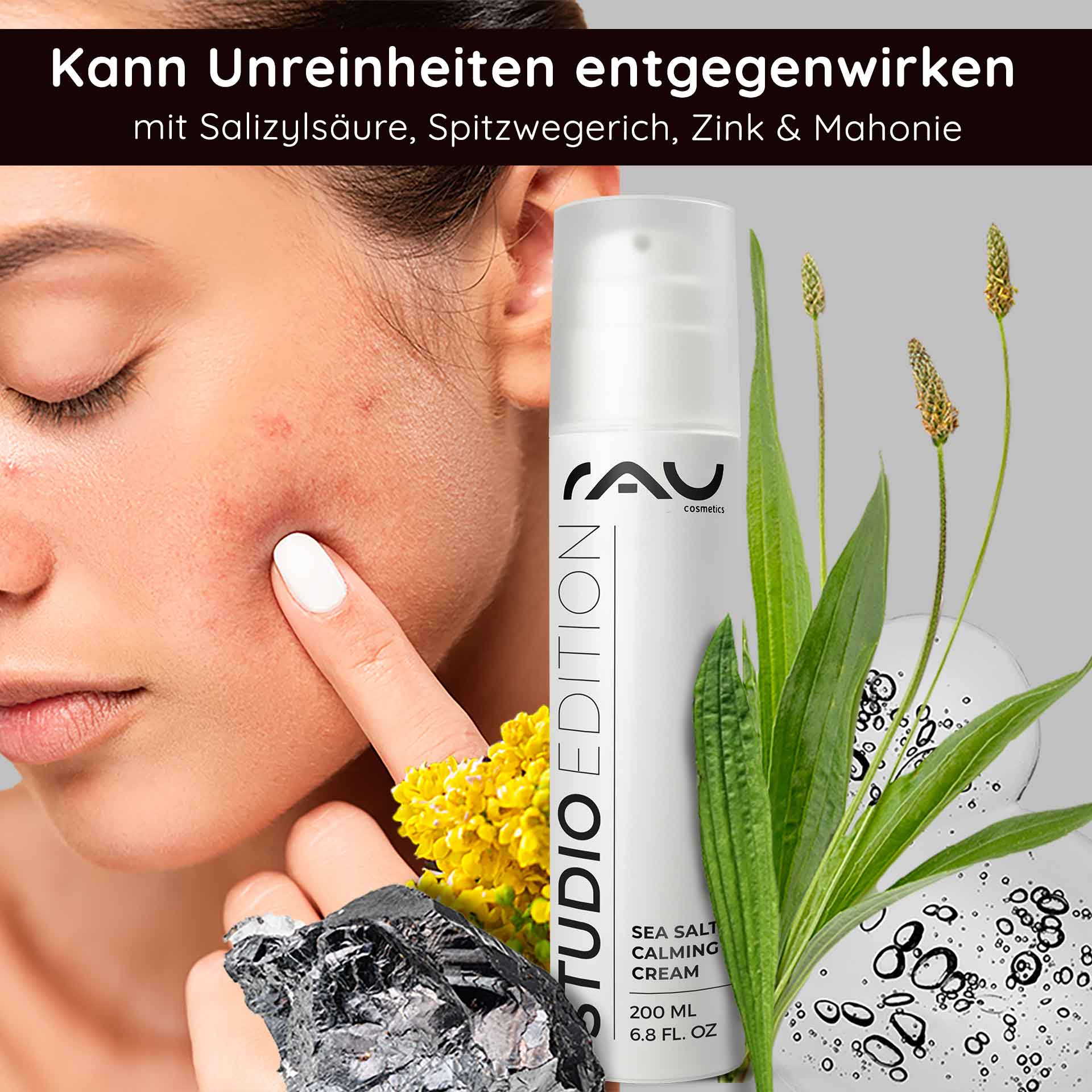 Sea Salt Calming Cream 200 ml mit Meersalz und PHA Frau mit unreiner Haut, die auf einen Pickel zeigt, daneben RAU Cosmetics Sea Salt Calming Cream in der Verpackung, umgeben von Pflanzen und Wassertröpfchen, betont Hautpflegevorteile gegen Unreinheiten.