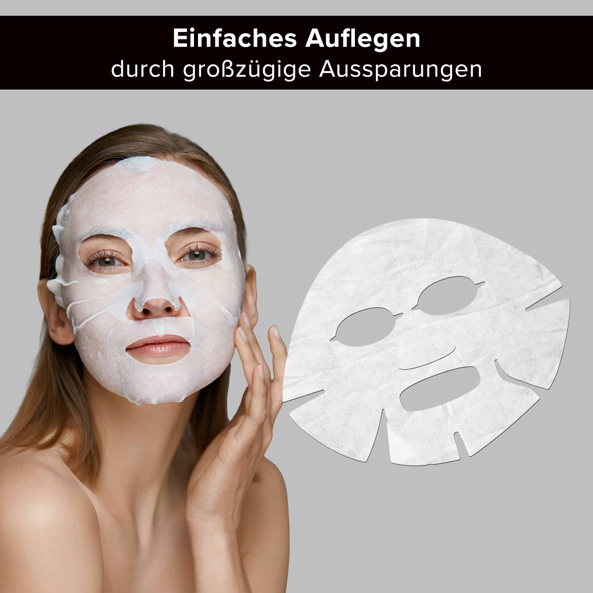 Bildtext: Einfaches Auflegen durch großzügige Aussparungen. Frau mit aufgelegter Tuchmaske, daneben die entfaltete Maske mit Aussparungen für Augen, Nase und Mund.