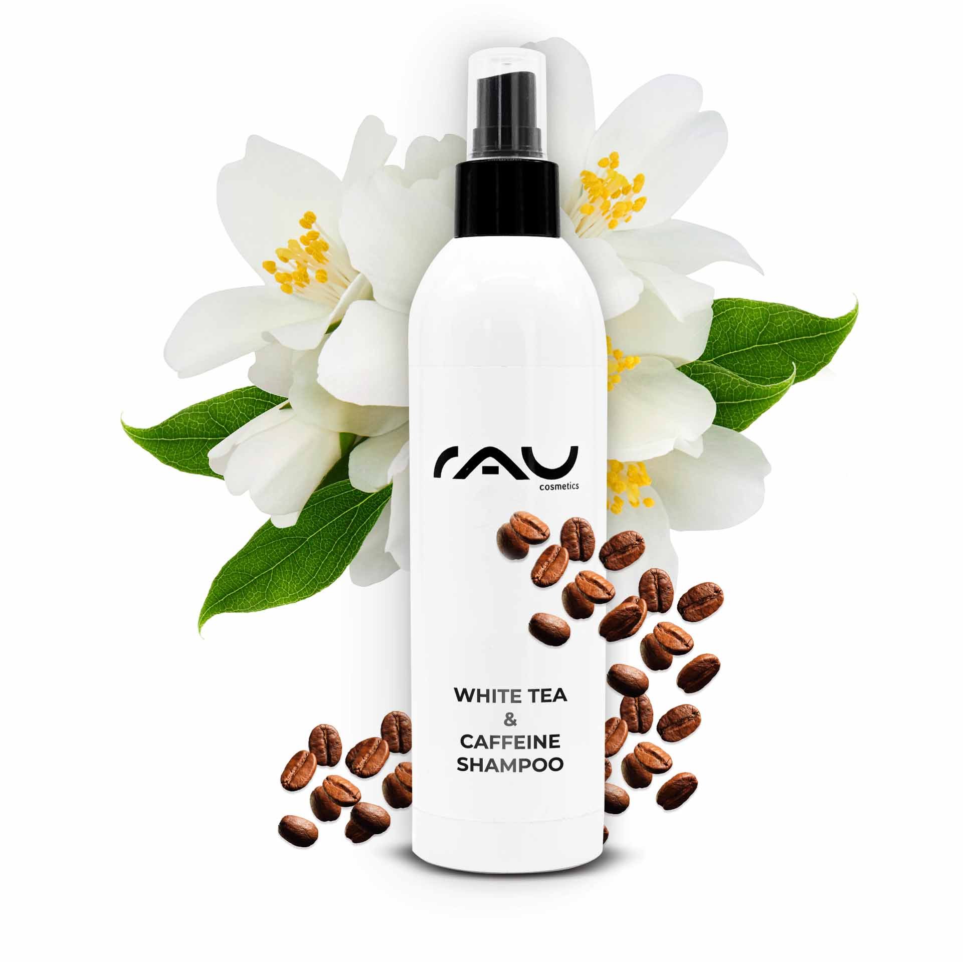 Flasche mit RAU Cosmetics White Tea & Caffeine Shampoo, umgeben von weißen Blüten und Kaffeebohnen, symbolisiert belebende Haarpflege und intensive Feuchtigkeit.