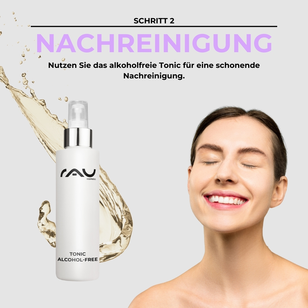 Basic care routine for couperose Tonic von RAU Cosmetics für alkoholfreie Nachreinigung, lächelnde Frau mit geschlossenen Augen, sanfte Wasseranimation im Hintergrund, Schritt 2 der Basis Pflegeroutine für Couperose.