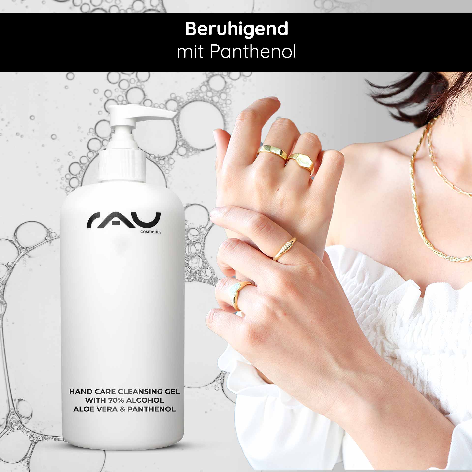 Hand Care Cleansing Gel 500 ml Desinfektion & Pflege Flasche des RAU Cosmetics Hand Care Reinigungsgels mit 70 % Alkohol, Aloe Vera und Panthenol, daneben eine mit Ringen geschmückte Frauenhand, die die Hautpflege und Desinfektion betont.