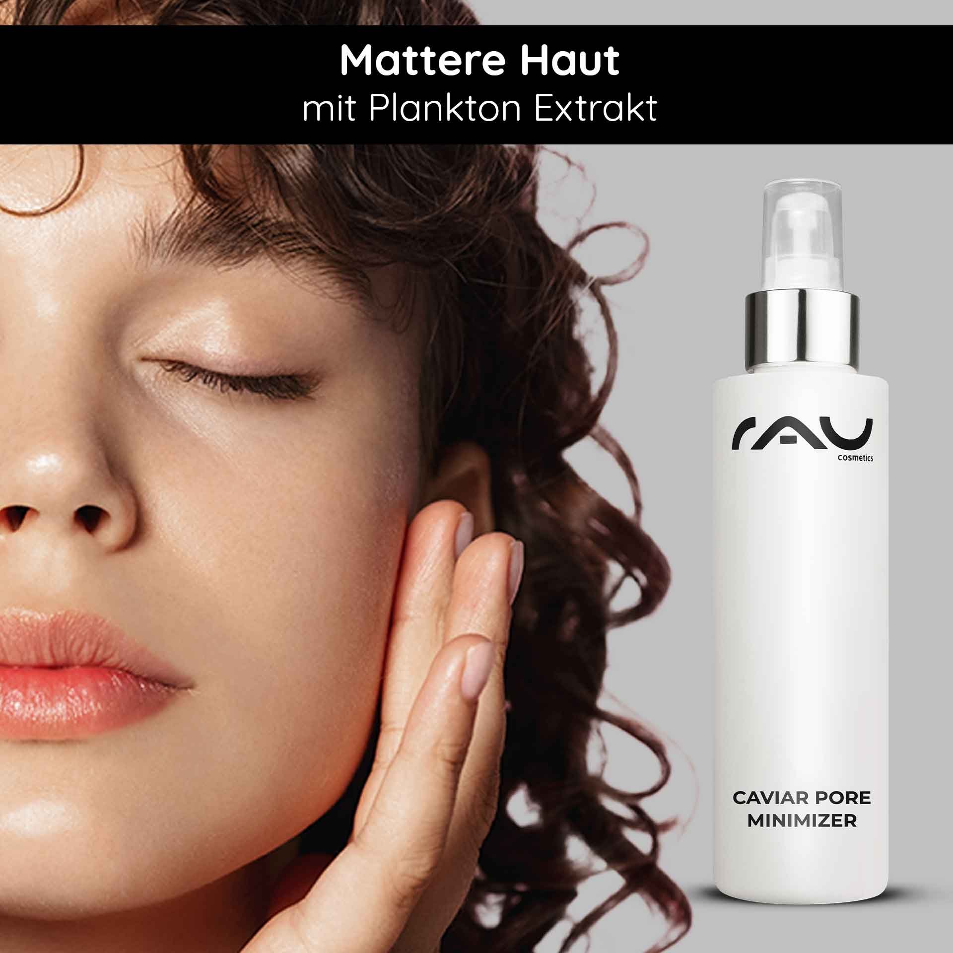 Frau mit geschlossenen Augen, die sanft ihr Gesicht berührt, neben einer Flasche Caviar Pore Minimizer Serum von RAU Cosmetics, betont matte Haut und Plankton Extrakt.