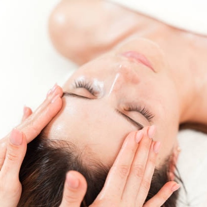 What are the benefits of lymphatic drainage? Frau erhält Lymphdrainage-Gesichtsbehandlung zur Verbesserung des Lymphflusses und Linderung von Hautproblemen.
