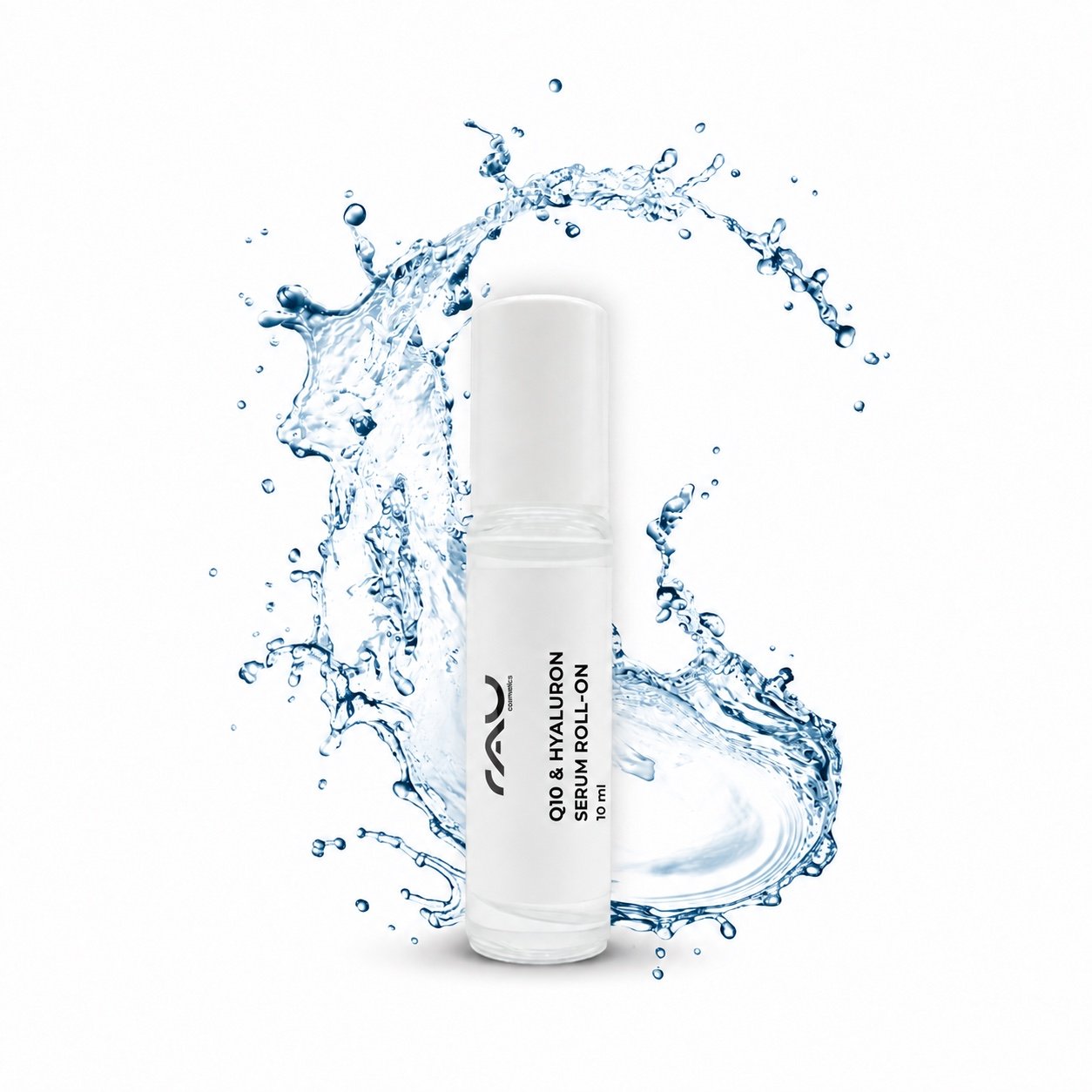 RAU Cosmetics Q10 & Hyaluron Serum Roll-On 10 ml in weißer Flasche vor einem Wasserspritzer., Serum, HyaluRon, Q10, Roll-on, Hydration
